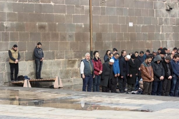 Foto - İbadet aşkı engel tanımıyor!