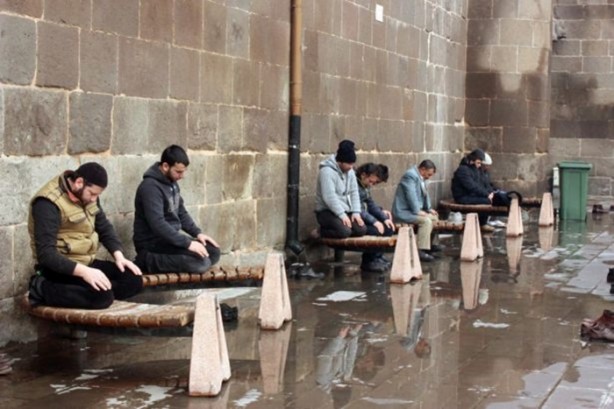 Foto - İbadet aşkı engel tanımıyor!