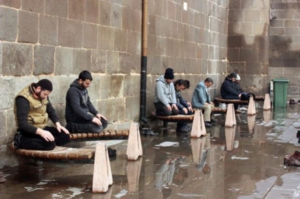 Foto - İbadet aşkı engel tanımıyor!