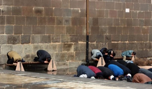 Foto - İbadet aşkı engel tanımıyor!