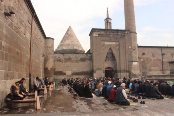 Foto - İbadet aşkı engel tanımıyor!