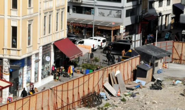 Foto - İBB bu kez Fena Çuvalladı! 13 ay önce yıktı bir çivi çakmadı. Esnaf kan ağlıyor