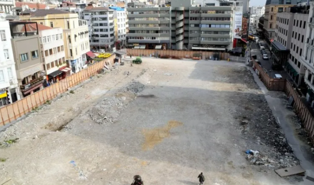 Foto - İBB bu kez Fena Çuvalladı! 13 ay önce yıktı bir çivi çakmadı. Esnaf kan ağlıyor