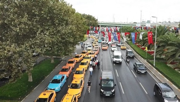 İBB önünde hareketli anlar! 'Tehdite dönüştü'