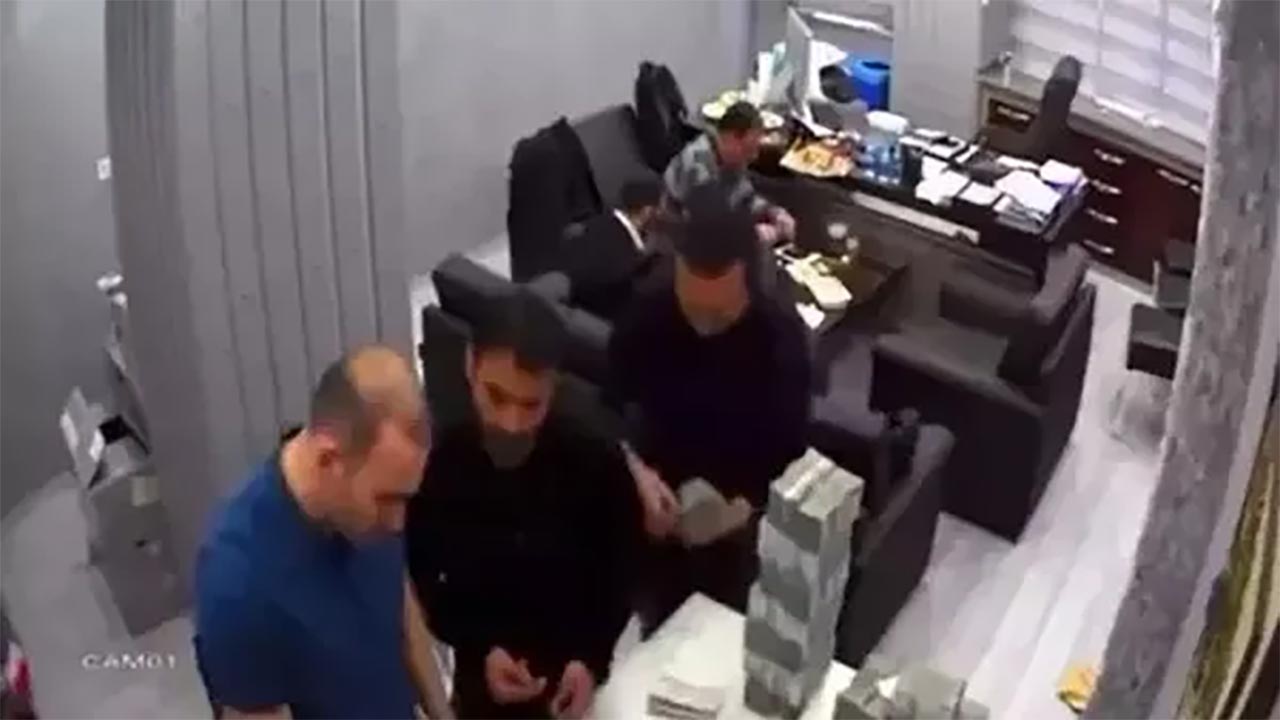 Foto - İBB soruşturmasında şok detay! Çakarlı araçla euro taşındı