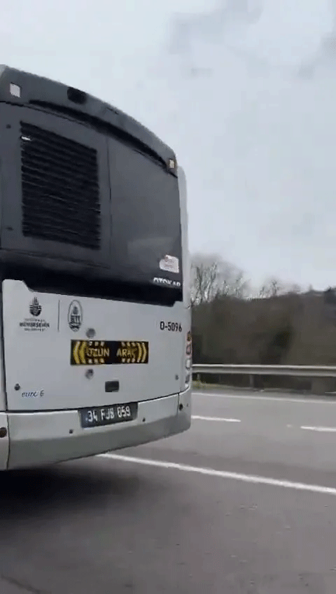 Foto - İBB yine yolda bıraktı... Yolda kalan yeni metrobüs çekiciyle garaja götürüldü