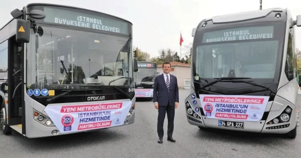 İBB yine yolda bıraktı... Yolda kalan yeni metrobüs çekiciyle garaja götürüldü