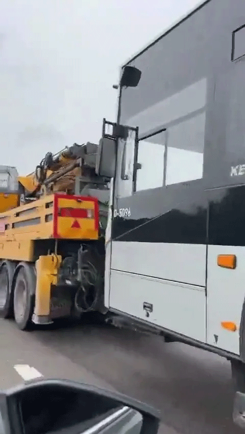 Foto - İBB yine yolda bıraktı... Yolda kalan yeni metrobüs çekiciyle garaja götürüldü