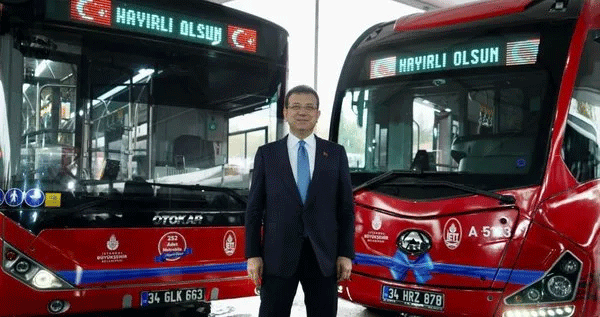 Foto - İBB yine yolda bıraktı... Yolda kalan yeni metrobüs çekiciyle garaja götürüldü
