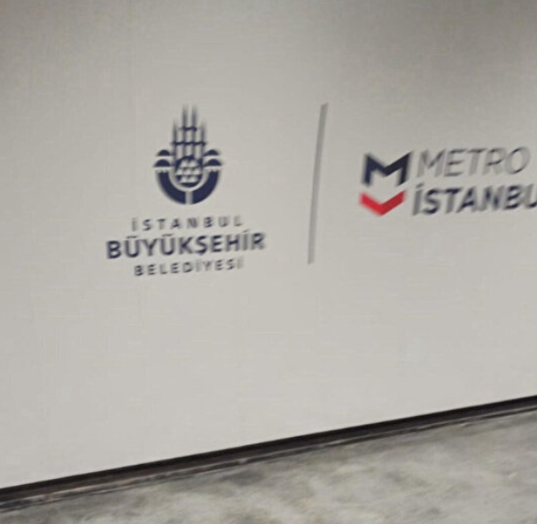 Foto - İBB'den 'pes dedirten' algı operasyonu! İmamoğlu vatandaşı salak mı sanıyor? Metrodan Bakanlığın tabelasını söküp kendi logosunu astı