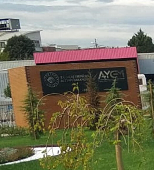 Foto - İBB'den 'pes dedirten' algı operasyonu! İmamoğlu vatandaşı salak mı sanıyor? Metrodan Bakanlığın tabelasını söküp kendi logosunu astı