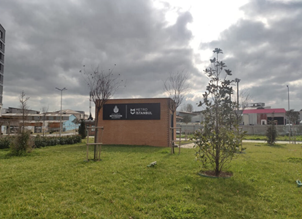 Foto - İBB'den 'pes dedirten' algı operasyonu! İmamoğlu vatandaşı salak mı sanıyor? Metrodan Bakanlığın tabelasını söküp kendi logosunu astı