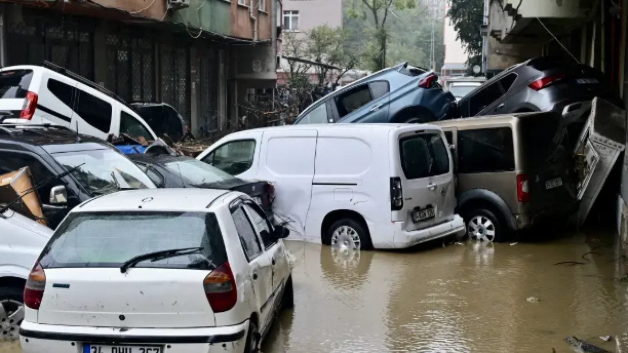 Foto - İBB'nin altyapısızlığı yine can aldı! Anadolu Yakası felaketi yaşadı: Sele kapılan 2 kişi akıntıda kayboldu