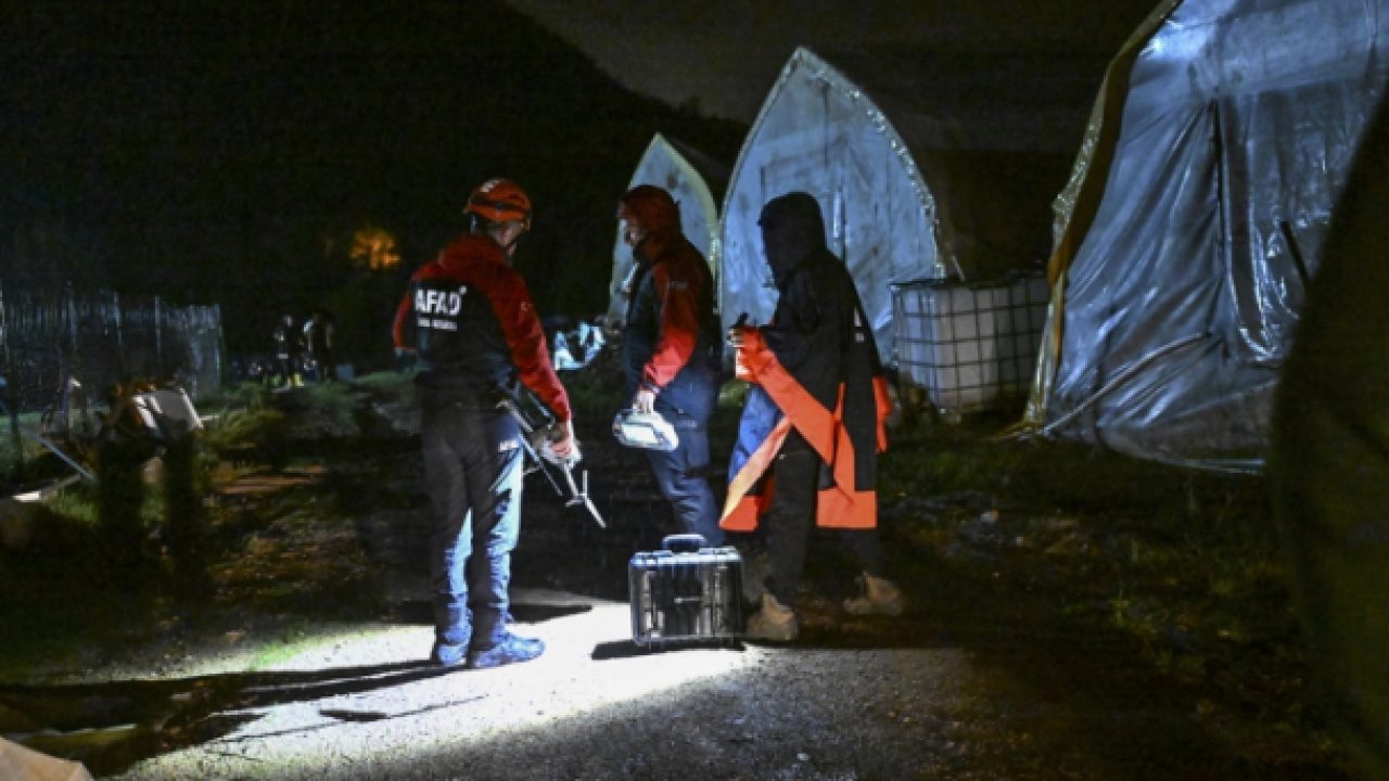 Foto - İBB'nin altyapısızlığı yine can aldı! Anadolu Yakası felaketi yaşadı: Sele kapılan 2 kişi akıntıda kayboldu