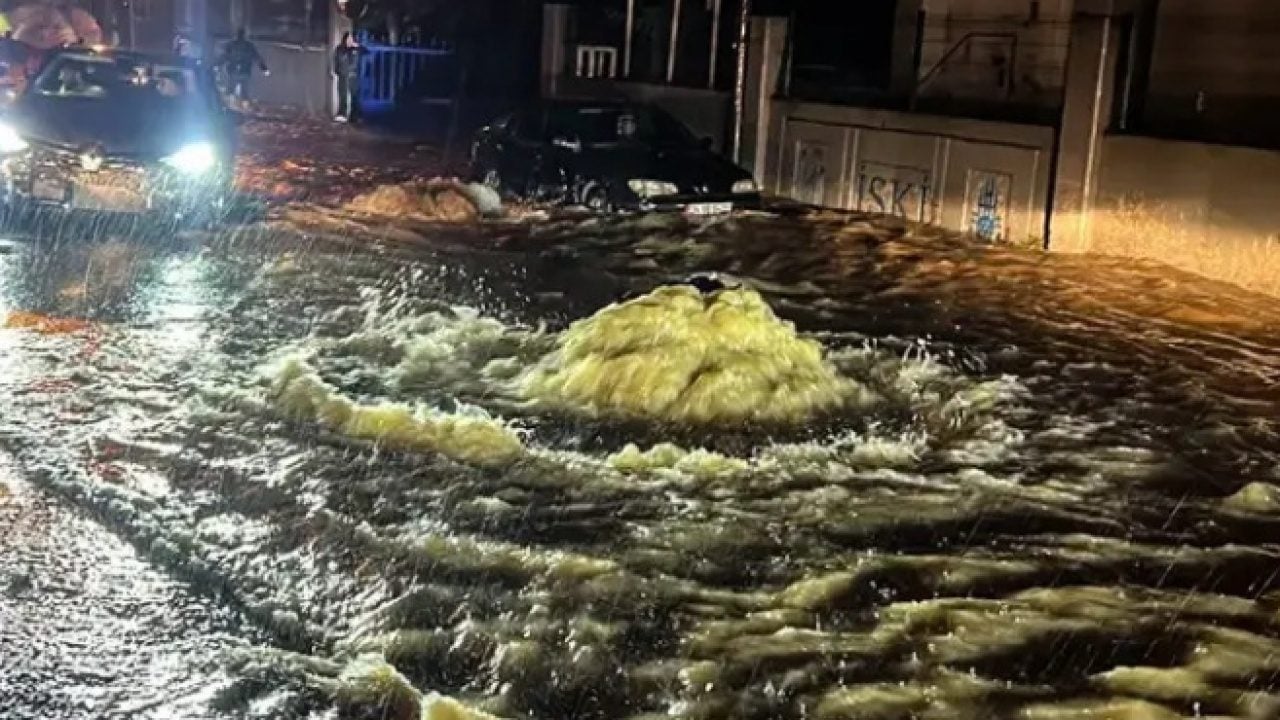 Foto - İBB'nin altyapısızlığı yine can aldı! Anadolu Yakası felaketi yaşadı: Sele kapılan 2 kişi akıntıda kayboldu