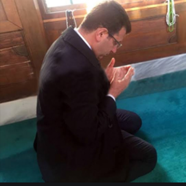 Foto - Yerel seçimlerden önce camide Kur’an okuyup pozlar veren İBB Başkanı Ekrem İmamoğlu'nun da kendi sosyal medya hesaplarından canlı olarak yayınladığı etkinlikte mevlevi ayini olarak bilinen zikir, kadın ve erkek semazenler tarafından aynı anda birlikte icra edildi. İBB’nin Evrensel Mevlana Âşıkları Vakfı (EMAV) ile birlikte düzenlediği törende sema ayini kadın semazenlerin katılımıyla gerçekleştirildi. Bu durum akıllara geçmişte de tartışmalara konu olan kadın semazen olur mu? Kadın-erkek bir arada sema yapılır mı sorularını yeniden alevlendirdi. Mevleviliğin öncülerinden Hüseyin Dede Efendi, kadınların Mevleviliğe intisap ettiklerini lâkin çileye soyunmadıklarını, özel kıyafetleri olmadığını belirtiyor.