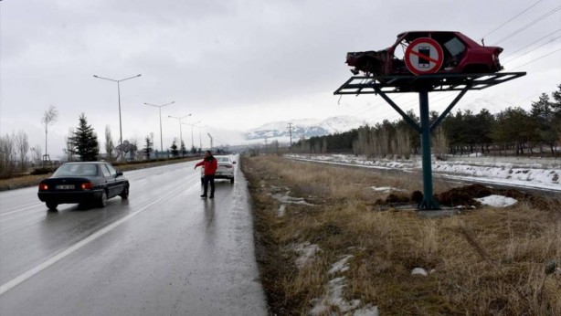 Foto - İbret olsun diye yol kenarına asıp sallandırdılar! Üzerine bir de tabela koydular! Yok artık daha neler