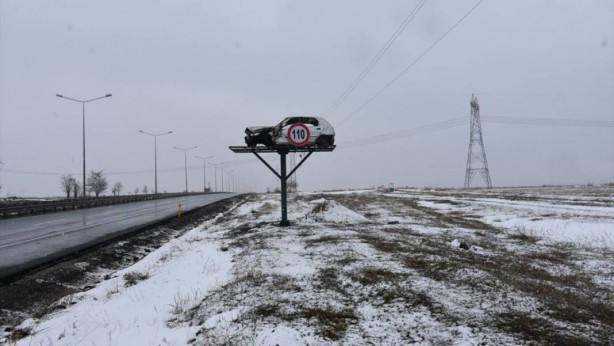 Foto - İbret olsun diye yol kenarına asıp sallandırdılar! Üzerine bir de tabela koydular! Yok artık daha neler