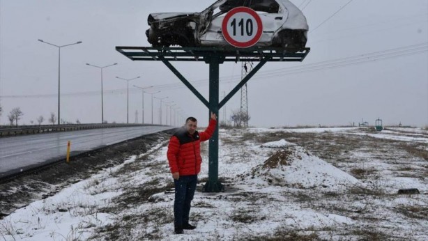 Foto - İbret olsun diye yol kenarına asıp sallandırdılar! Üzerine bir de tabela koydular! Yok artık daha neler