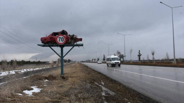 Foto - İbret olsun diye yol kenarına asıp sallandırdılar! Üzerine bir de tabela koydular! Yok artık daha neler
