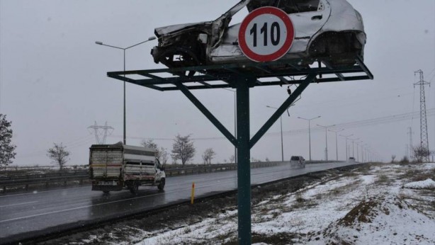 Foto - İbret olsun diye yol kenarına asıp sallandırdılar! Üzerine bir de tabela koydular! Yok artık daha neler