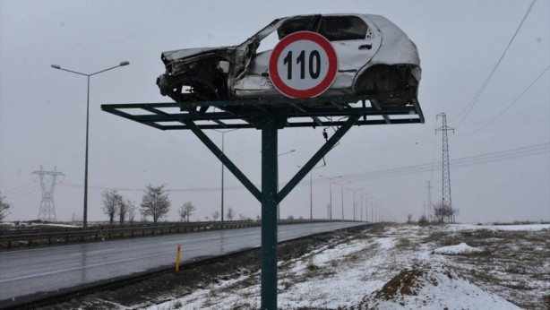 Foto - İbret olsun diye yol kenarına asıp sallandırdılar! Üzerine bir de tabela koydular! Yok artık daha neler