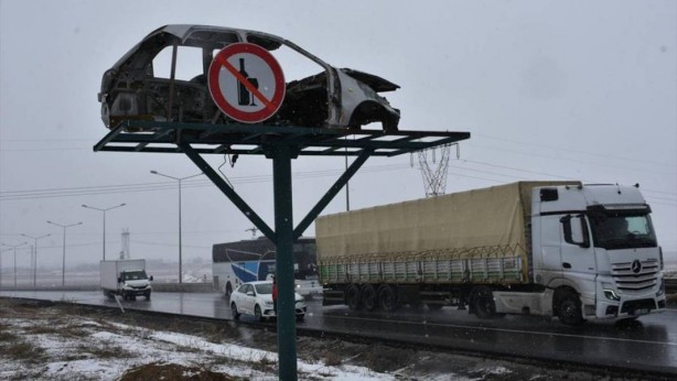 Foto - İbret olsun diye yol kenarına asıp sallandırdılar! Üzerine bir de tabela koydular! Yok artık daha neler
