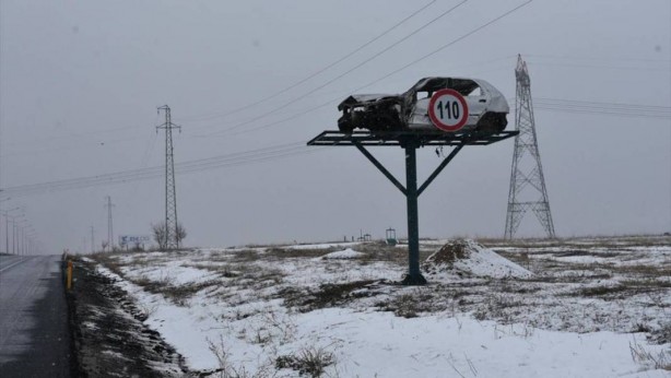 Foto - İbret olsun diye yol kenarına asıp sallandırdılar! Üzerine bir de tabela koydular! Yok artık daha neler