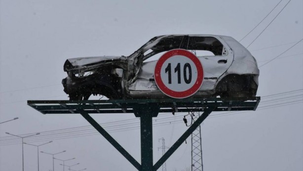 Foto - İbret olsun diye yol kenarına asıp sallandırdılar! Üzerine bir de tabela koydular! Yok artık daha neler