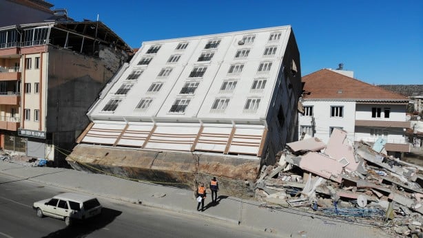 İbretlik binayı görenler hemen kameraya sarılıyor