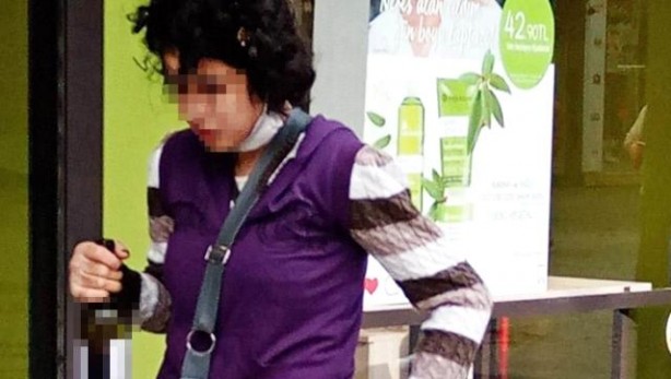 İbretlik görüntü! 16 yaşında içki şişesiyle yığıldı kaldı