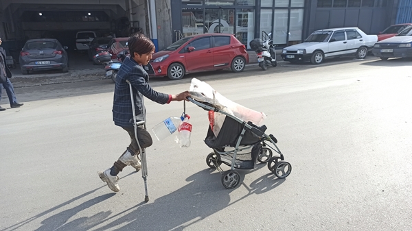 Foto - İbretlik görüntüler! Tek ayakla ekmek mücadelesi