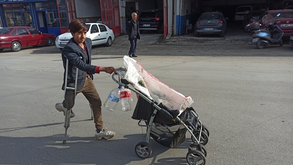 İbretlik görüntüler! Tek ayakla ekmek mücadelesi