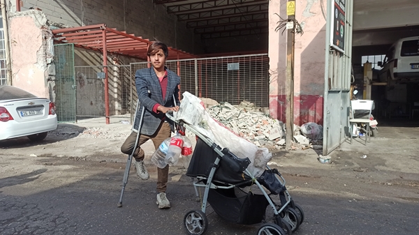 Foto - İbretlik görüntüler! Tek ayakla ekmek mücadelesi