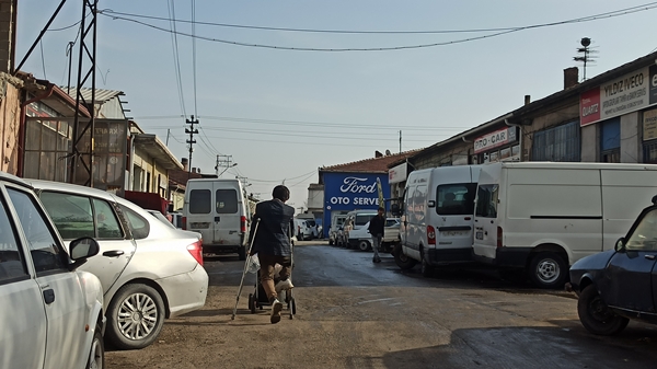 Foto - İbretlik görüntüler! Tek ayakla ekmek mücadelesi