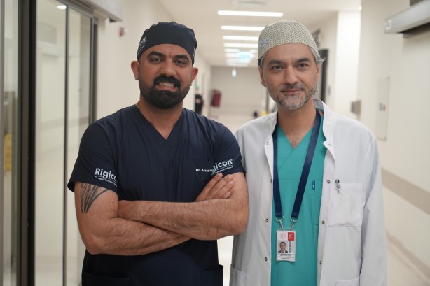 Foto - İbreyi tersine çeviren tablo! Türk doktorları izlemek için sıraya giriyorlar