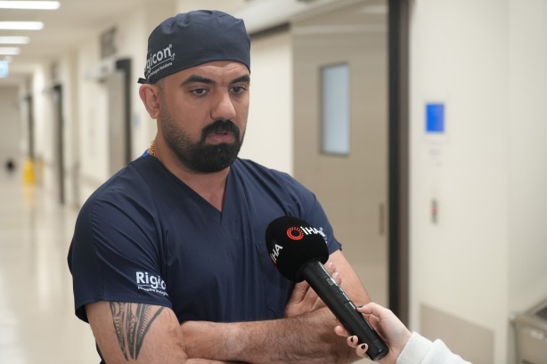 Foto - İbreyi tersine çeviren tablo! Türk doktorları izlemek için sıraya giriyorlar