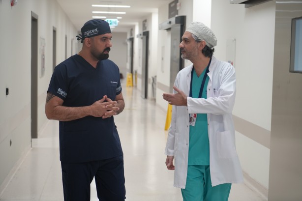 Foto - İbreyi tersine çeviren tablo! Türk doktorları izlemek için sıraya giriyorlar