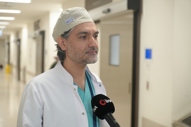 Foto - İbreyi tersine çeviren tablo! Türk doktorları izlemek için sıraya giriyorlar