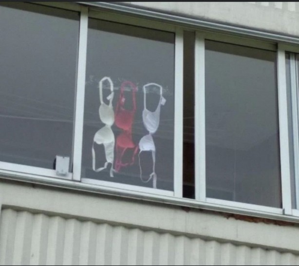 Foto - İç çamaşırlarını cama astılar! Protestoların bitmediği ülkede görülmemiş eylem