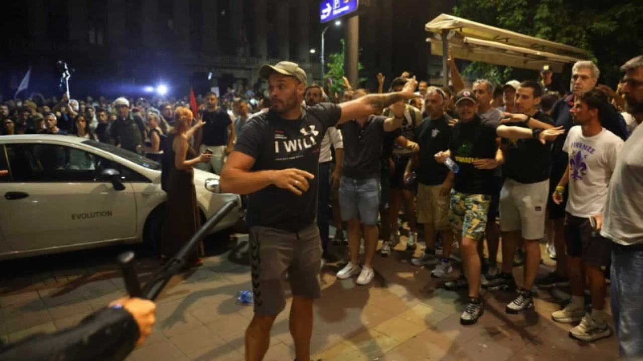 Foto - İç savaş Avrupa’ya sıçradı! İktidar yanlıları ile muhalifler birbirine girdi