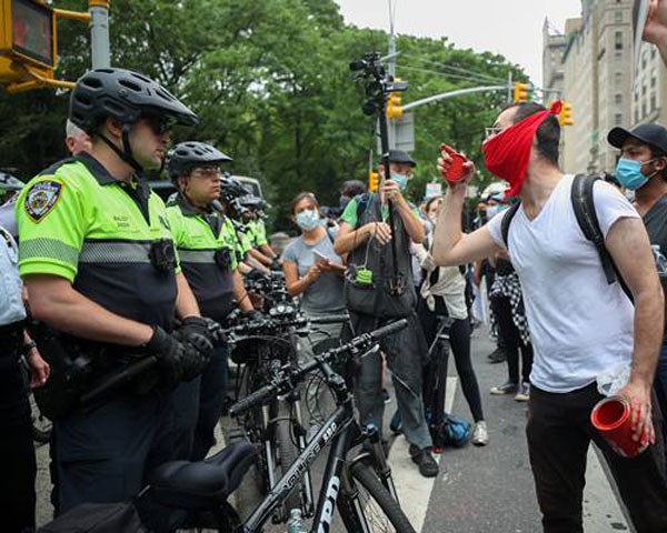İç savaşın eşiğine gelen ABD'de Kolomb ve de Lion'un heykelleri hedef alındı