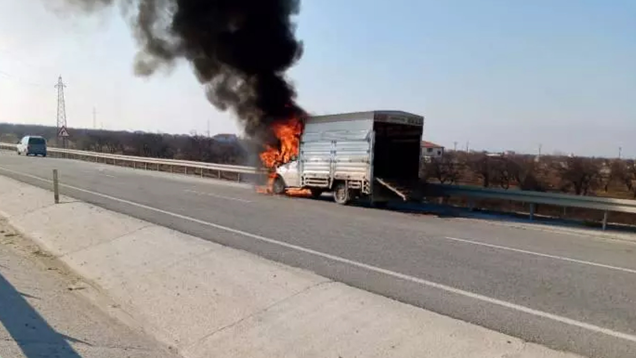 Foto - İçi büyükbaş hayvanlarla doluydu! Malatya’da kamyonet alev alev yandı