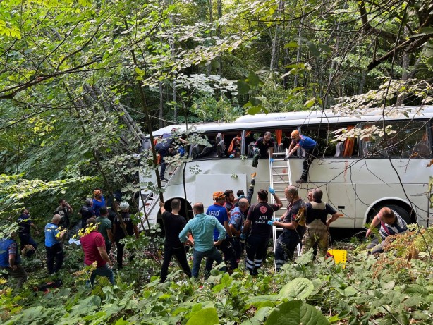 Foto - İçinde 47 kişinin bulunduğu tur otobüsü şarampole yuvarlandı: Ölüler ve yaralılar var