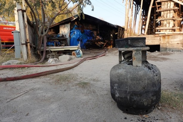 Foto - İçinde kaynak yapılan müştemilat yandı