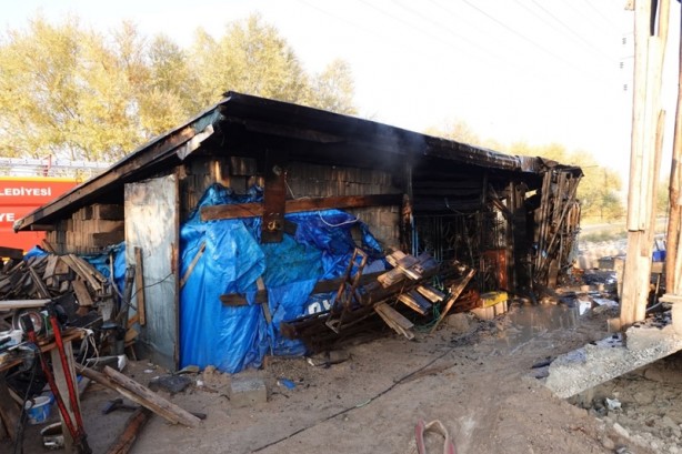 Foto - İçinde kaynak yapılan müştemilat yandı