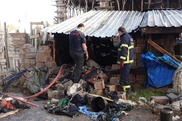 Foto - İçinde kaynak yapılan müştemilat yandı