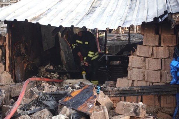 Foto - İçinde kaynak yapılan müştemilat yandı