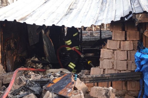 İçinde kaynak yapılan müştemilat yandı