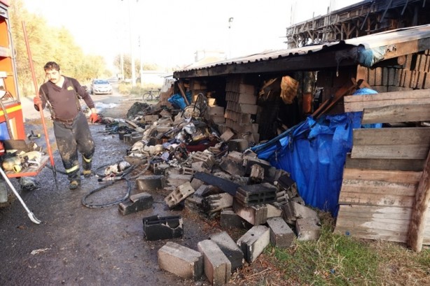 Foto - İçinde kaynak yapılan müştemilat yandı